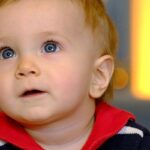 ¿Por qué los bebés nacen con los ojos azules o grises?